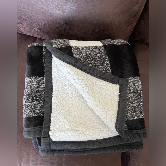 Huntington Home Buffalo Plaid Sherpa Throw Blanket Soft - Picture 2 of 5